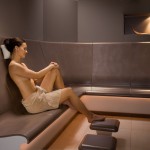 Wellness-Produkte - Sitzbänke mit Frau